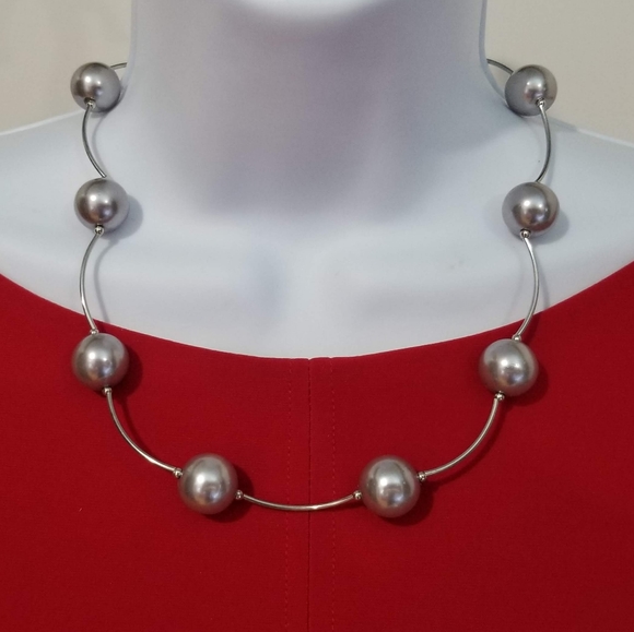 Silver faux pearls station necklace, adjustable - Picture 2 of 4